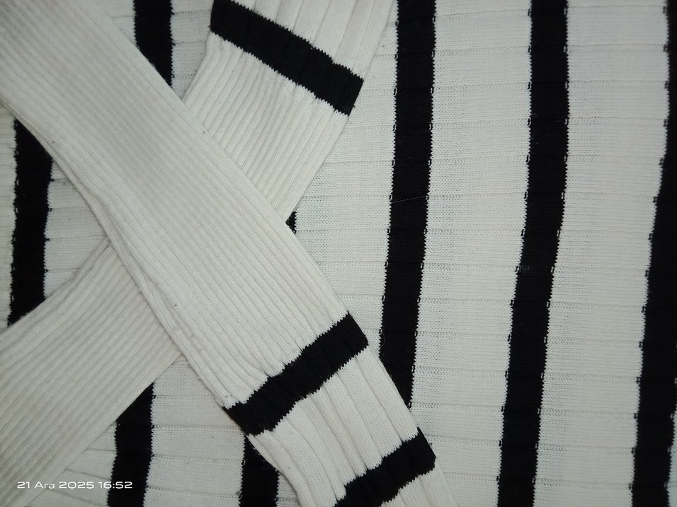 Çizgili Beyaz boğazlı yaka Kısa Kazak-S - Görsel 3