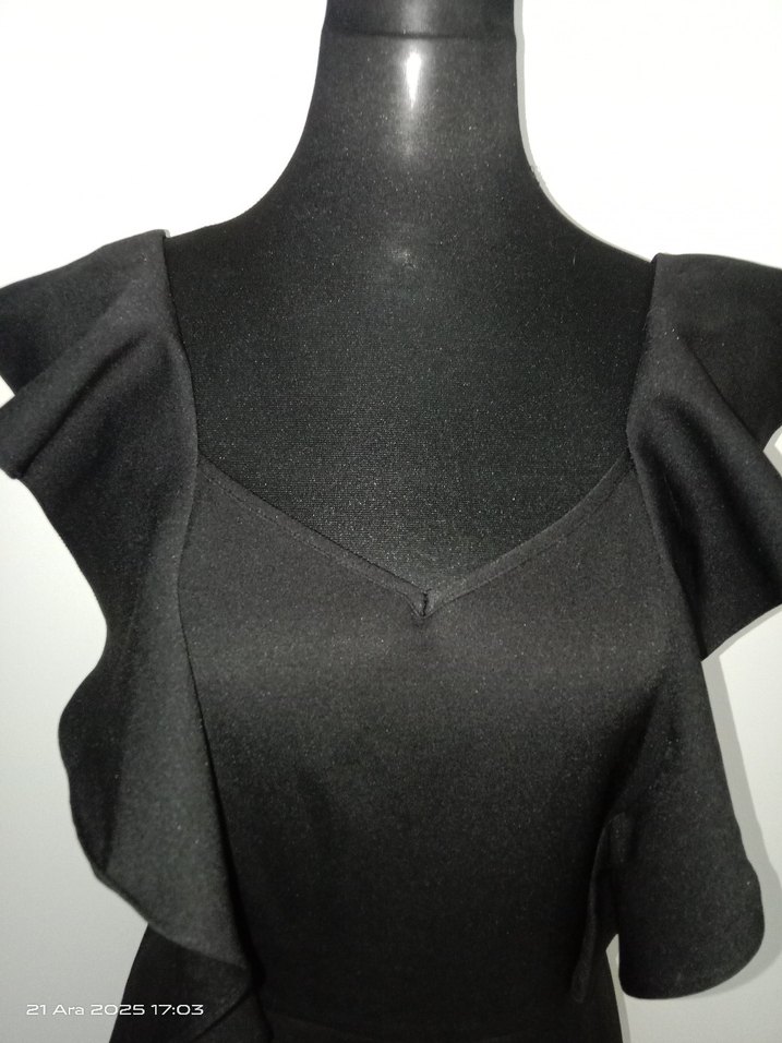 Siyah V Yaka Fırfırlı Midi Elbise - Görsel 5