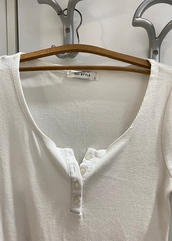 Beyaz V Yaka Kısa Kollu Pamuklu Tişört - Görsel 3