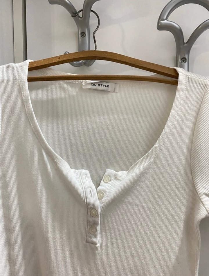 Beyaz V Yaka Kısa Kollu Pamuklu Tişört - Görsel 3