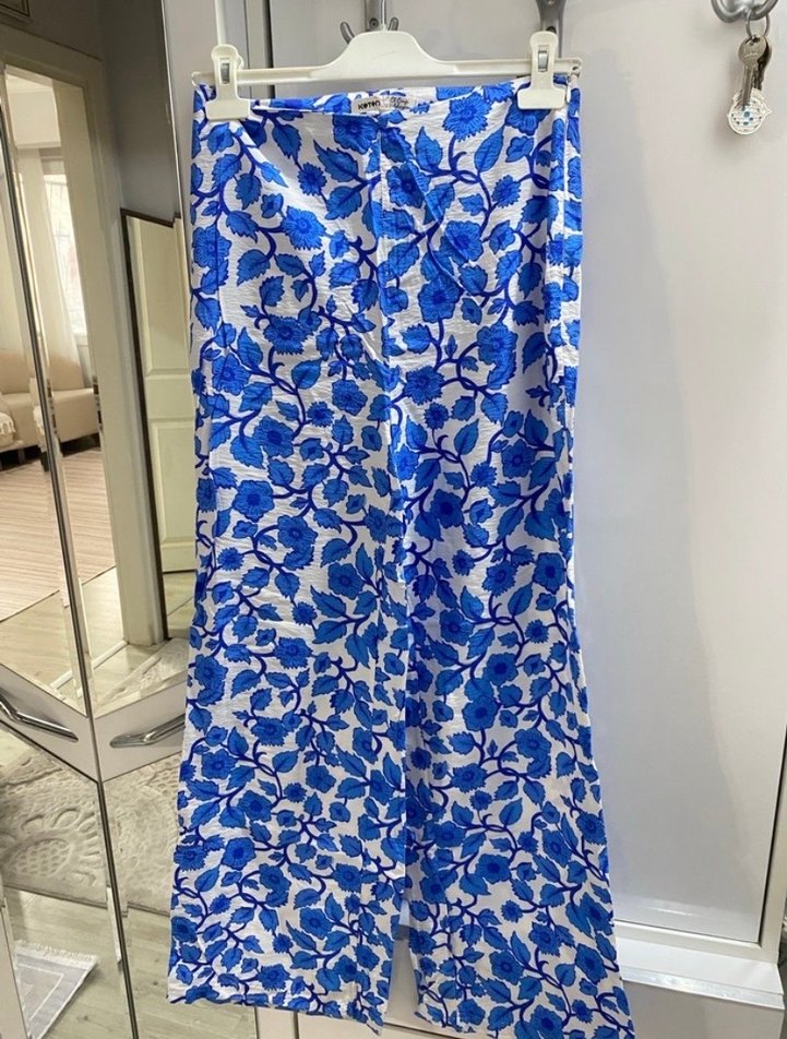 Mavi Çiçekli Bol Kesim Kadın Pantolon - Görsel 2