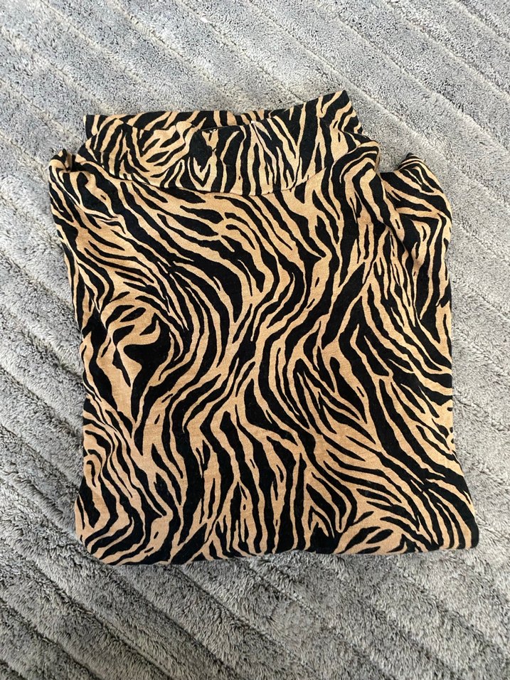 Kahverengi Zebra Desenli Balıkçı Yaka Bluz - Görsel 4