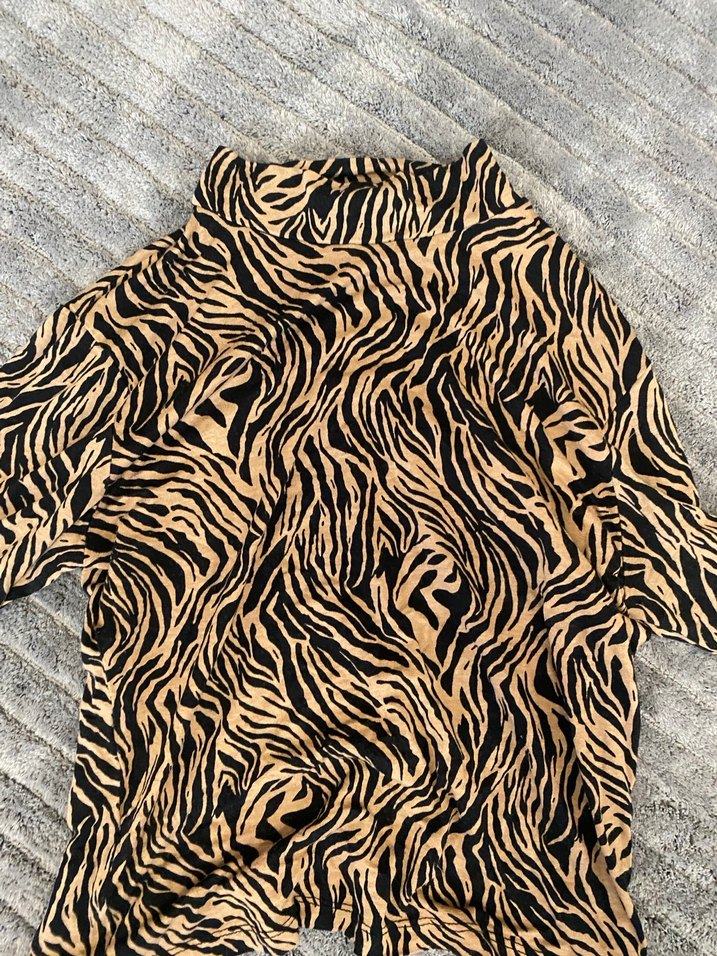 Kahverengi Zebra Desenli Balıkçı Yaka Bluz - Görsel 2