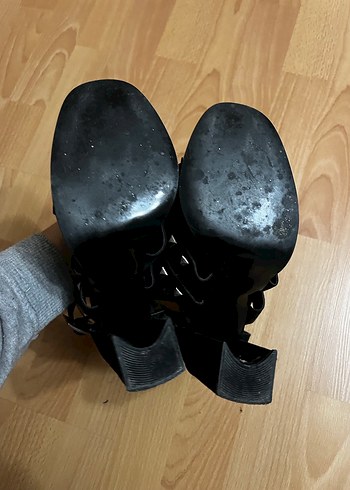 Siyah püsküllü topuklu ayakkabı - Görsel 2