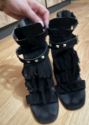 Siyah püsküllü topuklu ayakkabı - Görsel 4