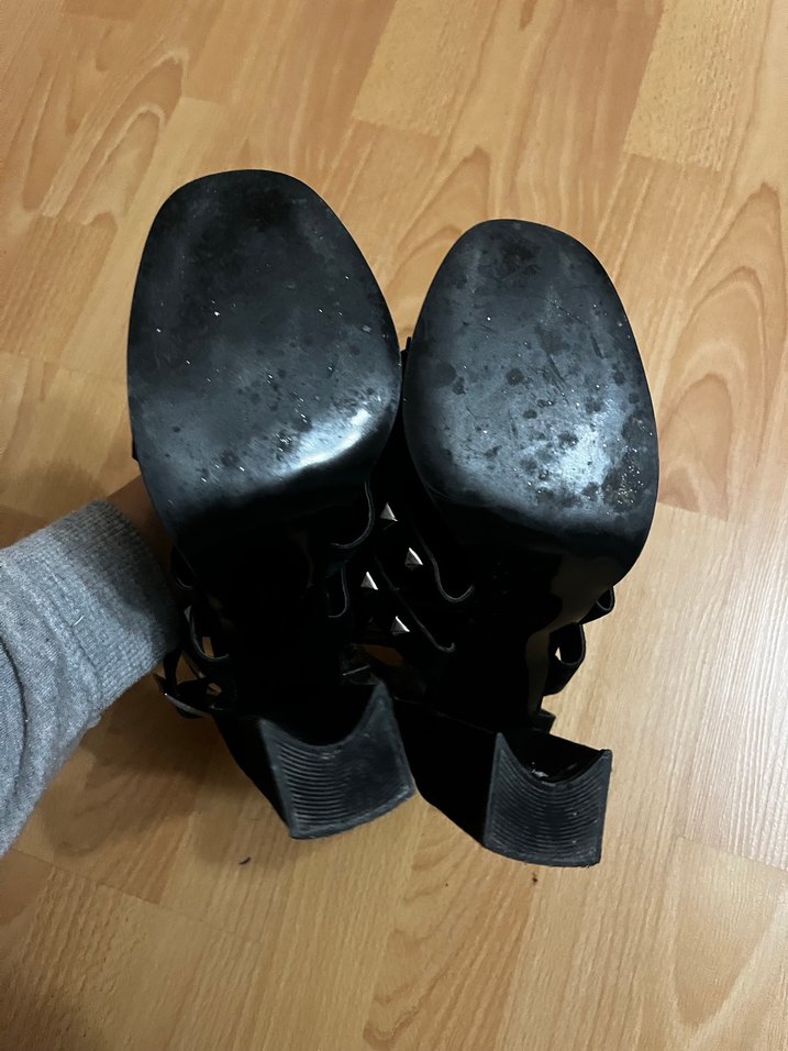 Siyah püsküllü topuklu ayakkabı - Görsel 2