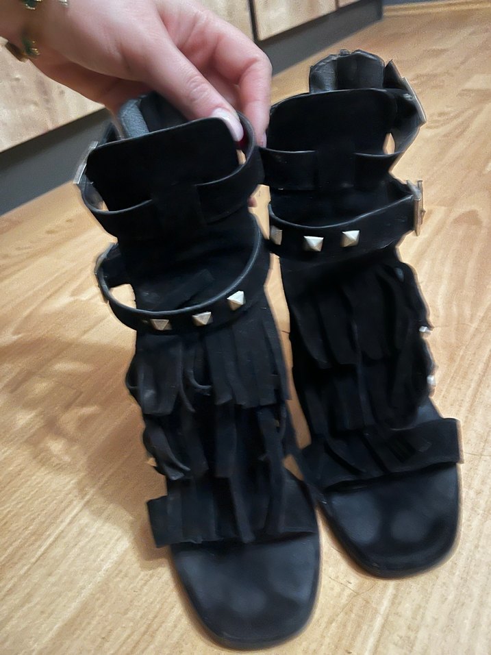 Siyah püsküllü topuklu ayakkabı - Görsel 4