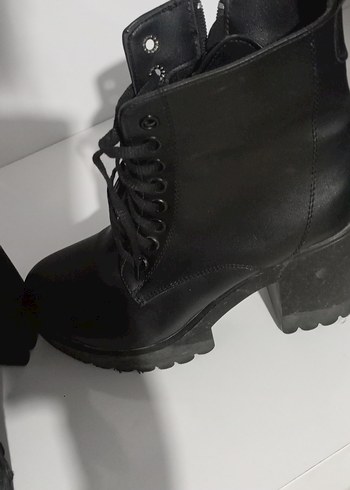 Siyah Kemerli Gotik Topuklu Kadın Botları - Görsel 2