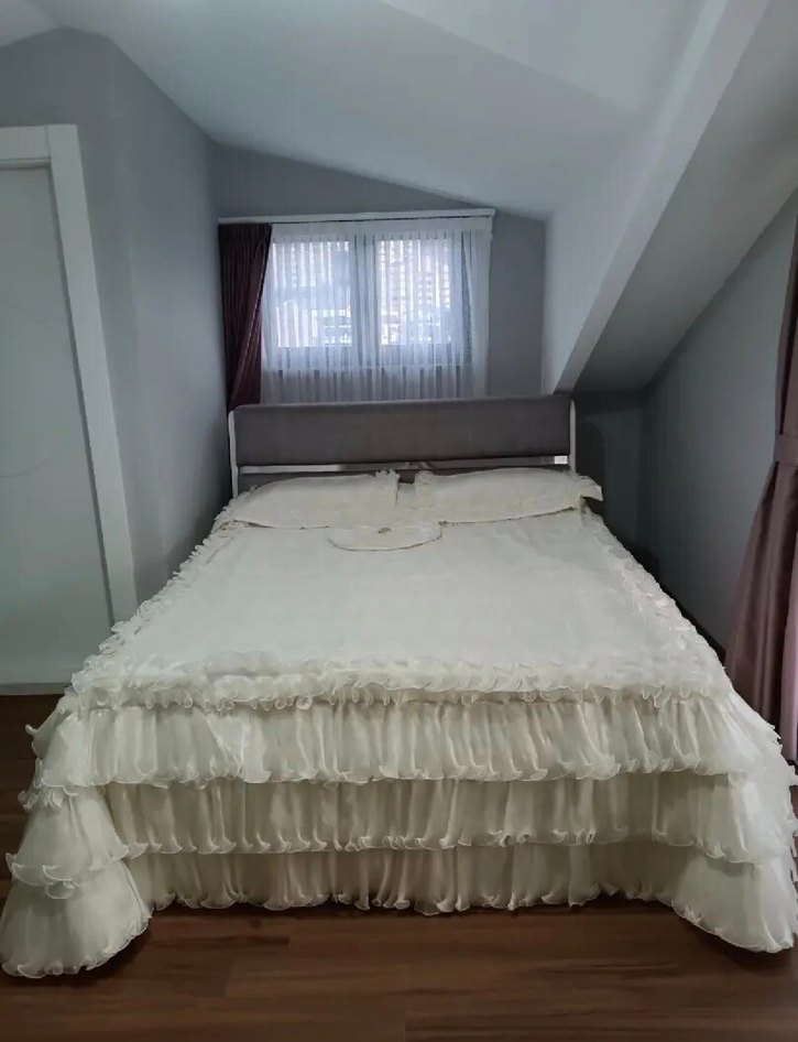 İşlemeli Kırık Beyaz Yatak Örtüsü - Görsel 2