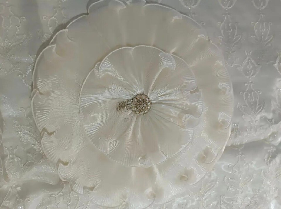 İşlemeli Kırık Beyaz Yatak Örtüsü - Görsel 3