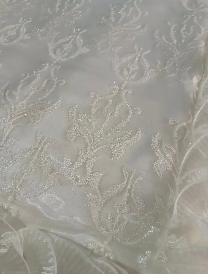 İşlemeli Kırık Beyaz Yatak Örtüsü - Görsel 4