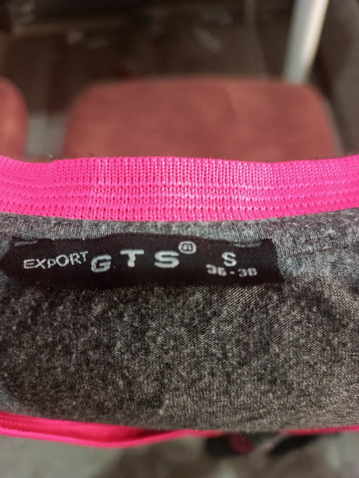 Gri V Yaka Baskılı Tişört - Görsel 3