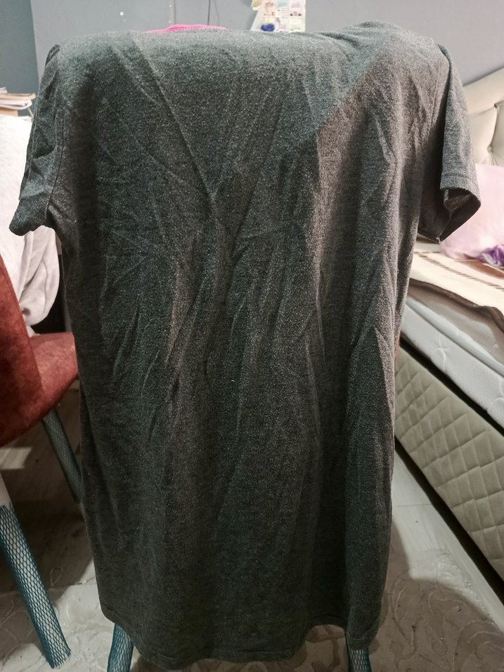 Gri V Yaka Baskılı Tişört - Görsel 2