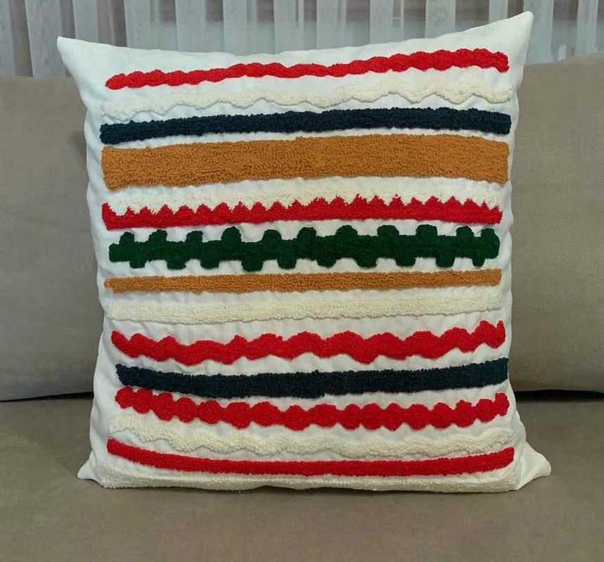 Renkli Punch Nakışlı Yastık Kılıfı - Görsel 2