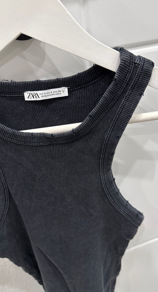 Siyah Yüksek Yakalı Kolsuz Kadın Atlet - Görsel 3