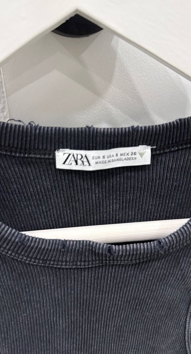 Siyah Yüksek Yakalı Kolsuz Kadın Atlet - Görsel 2