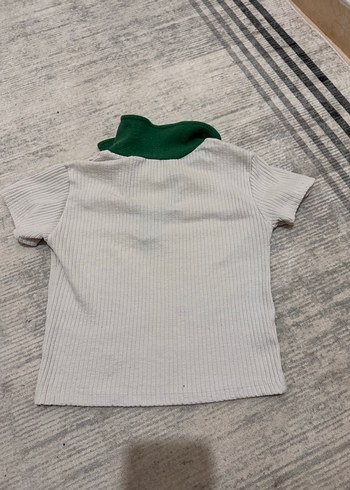 Yeşil yakalı beyaz tshirt - Görsel 2