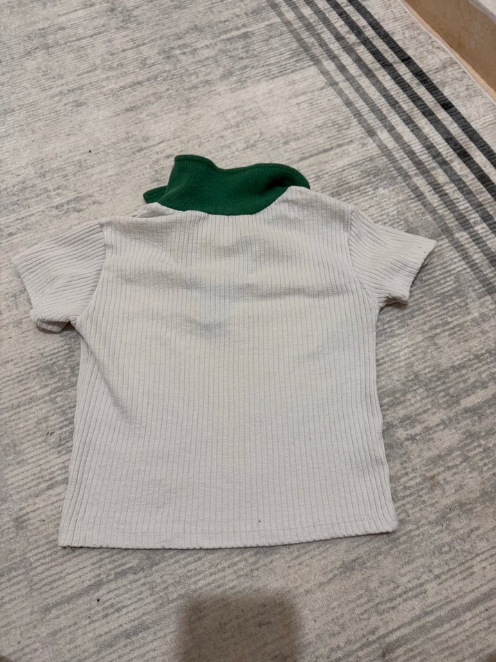 Yeşil yakalı beyaz tshirt - Görsel 2