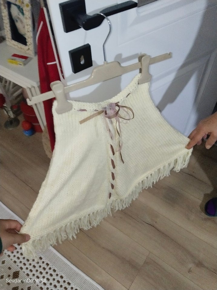 Bej Nakışlı Örgü Kız Çocuk Ponçosu - Görsel 2