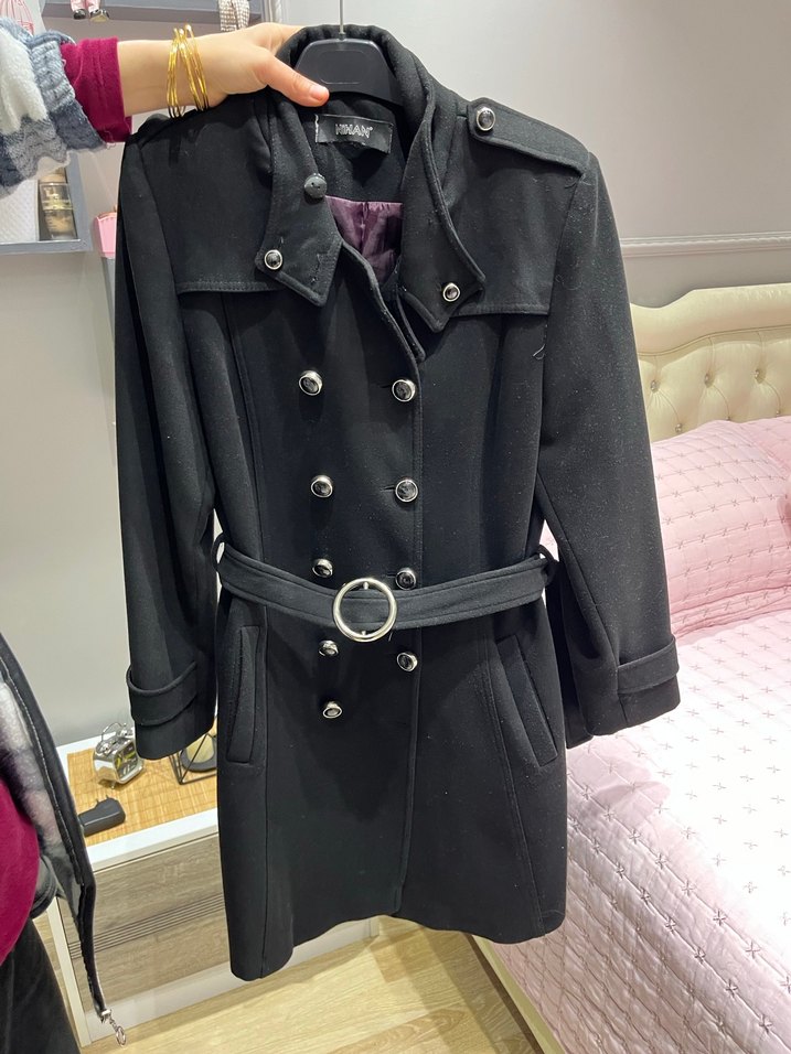 Düğme Detaylı Siyah Kaban - Görsel 2