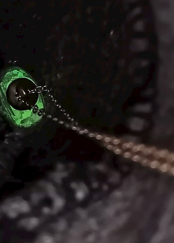 Karanlıkta Parlayan Zincir Detaylı Altın Renk Kalp Kolye - Görsel 3