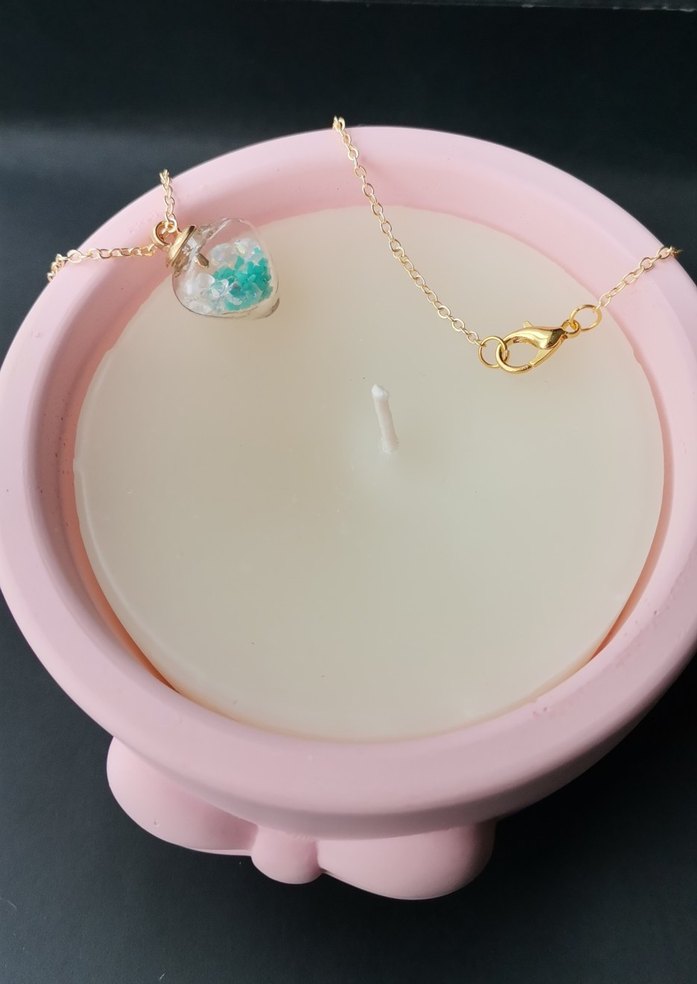 Karanlıkta Parlayan Zincir Detaylı Altın Renk Kalp Kolye - Görsel 2