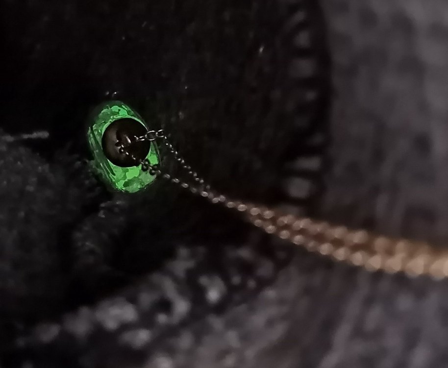 Karanlıkta Parlayan Zincir Detaylı Altın Renk Kalp Kolye - Görsel 3