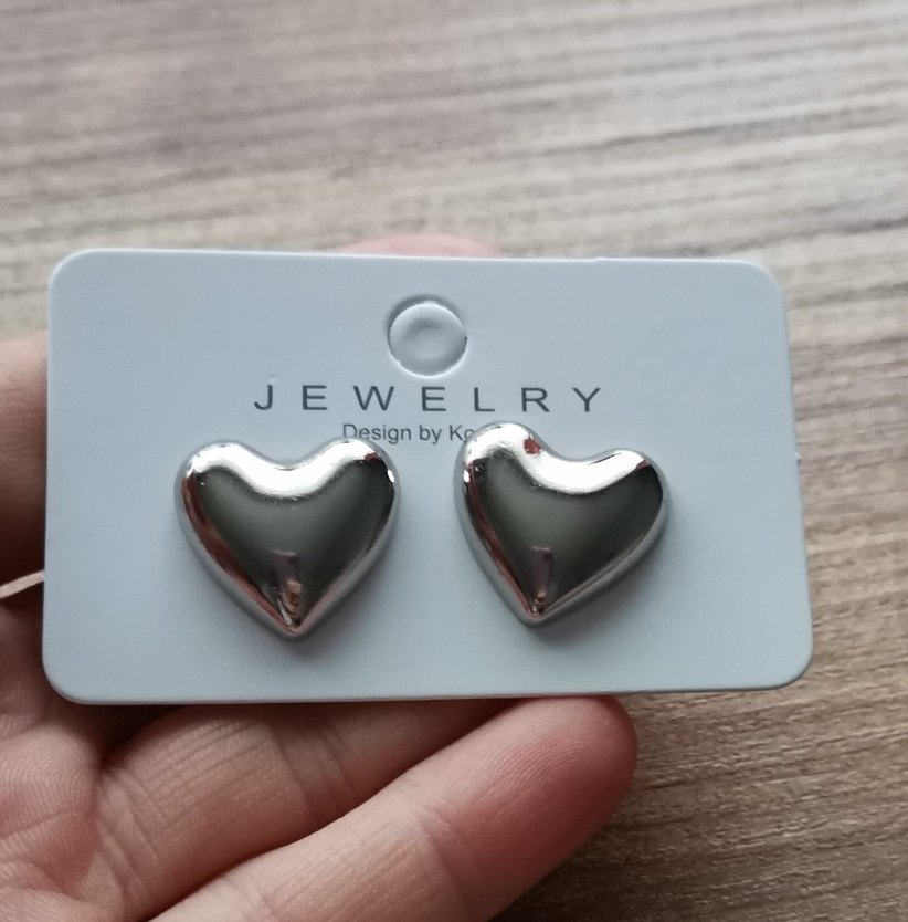 Gri Kalp Şeklinde Mini Düğme Küpeler - Görsel 2