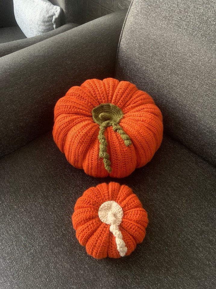 Turuncu Örgü Kabak Şeklinde Çocuk Yastığı - Görsel 2
