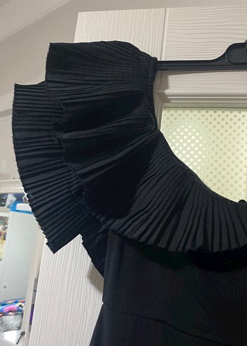 Piliseli V Yaka Siyah Uzun Abiye Elbise - Görsel 4