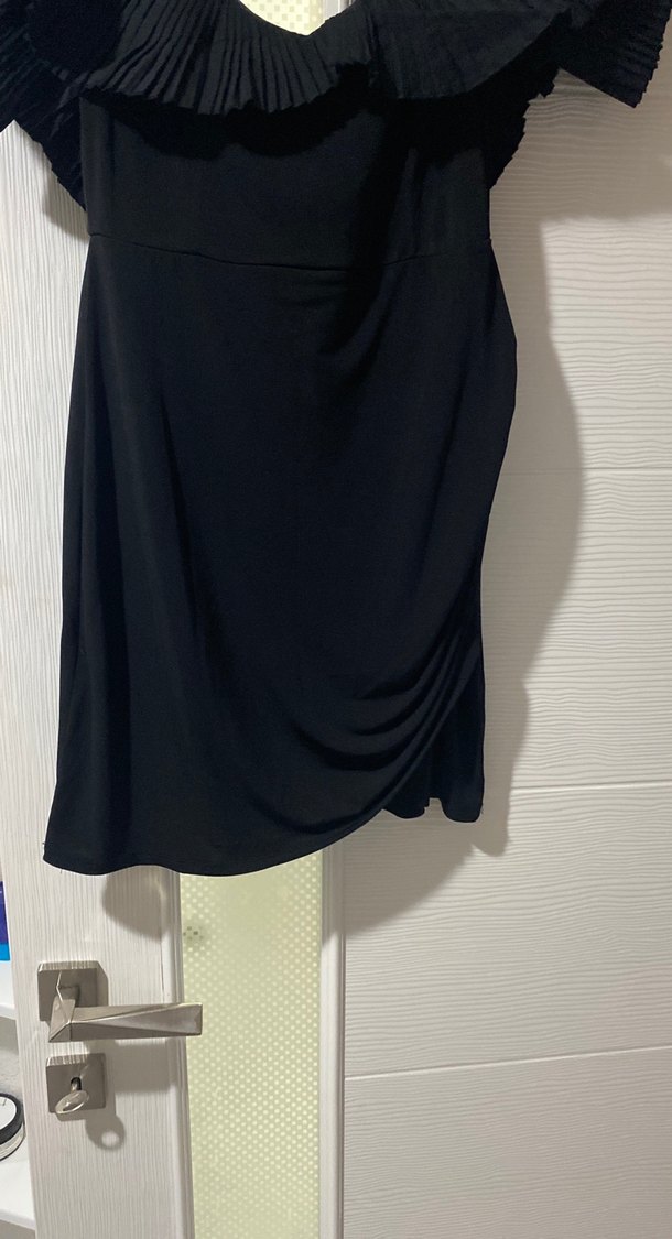 Piliseli V Yaka Siyah Uzun Abiye Elbise - Görsel 2