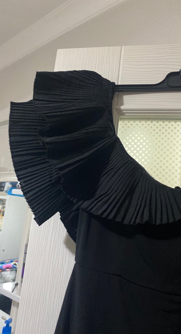 Piliseli V Yaka Siyah Uzun Abiye Elbise - Görsel 4