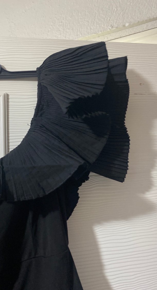 Piliseli V Yaka Siyah Uzun Abiye Elbise - Görsel 3