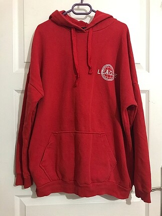 Kırmızı baskılı sweatshirt