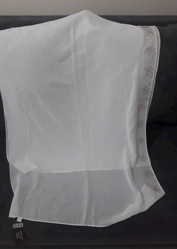 Beyaz Gri Kenarlı Kadın  Mevlut sali - Görsel 3