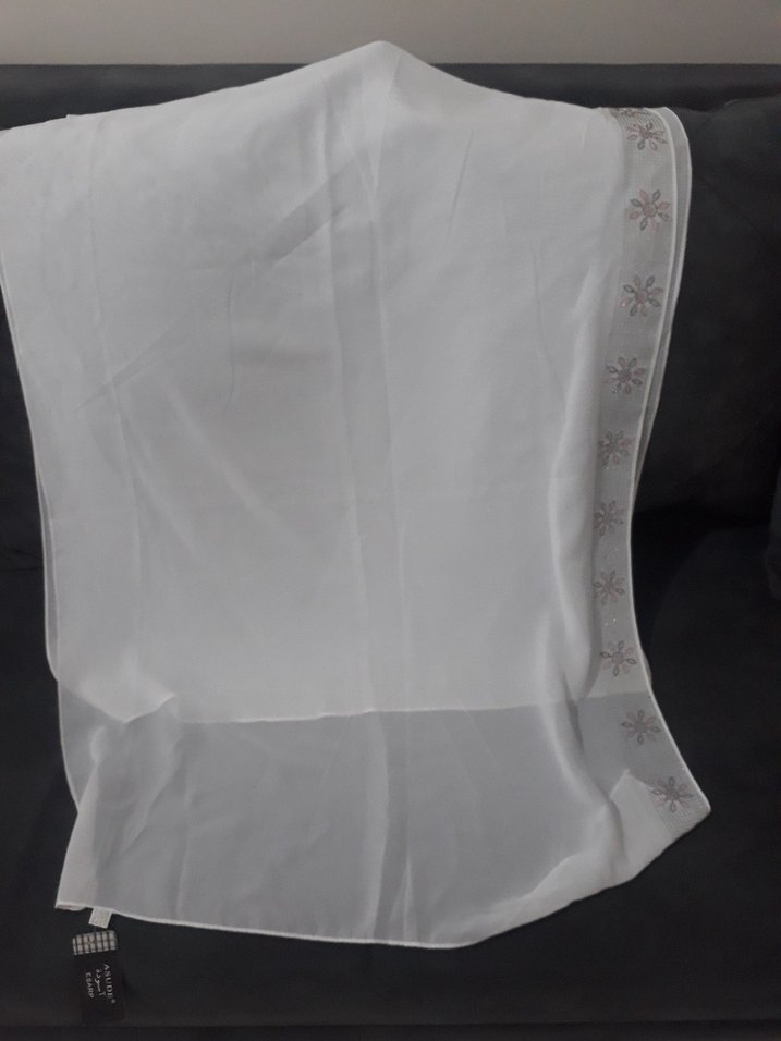 Beyaz Gri Kenarlı Kadın  Mevlut sali - Görsel 3