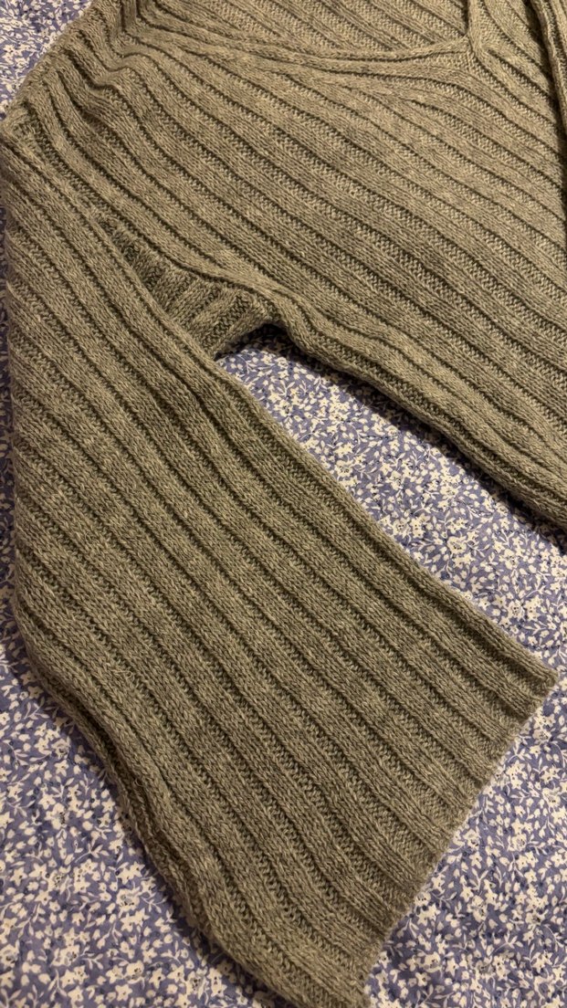 Gri Omuzu Düşük V Yaka Kadın Kazak - Görsel 3