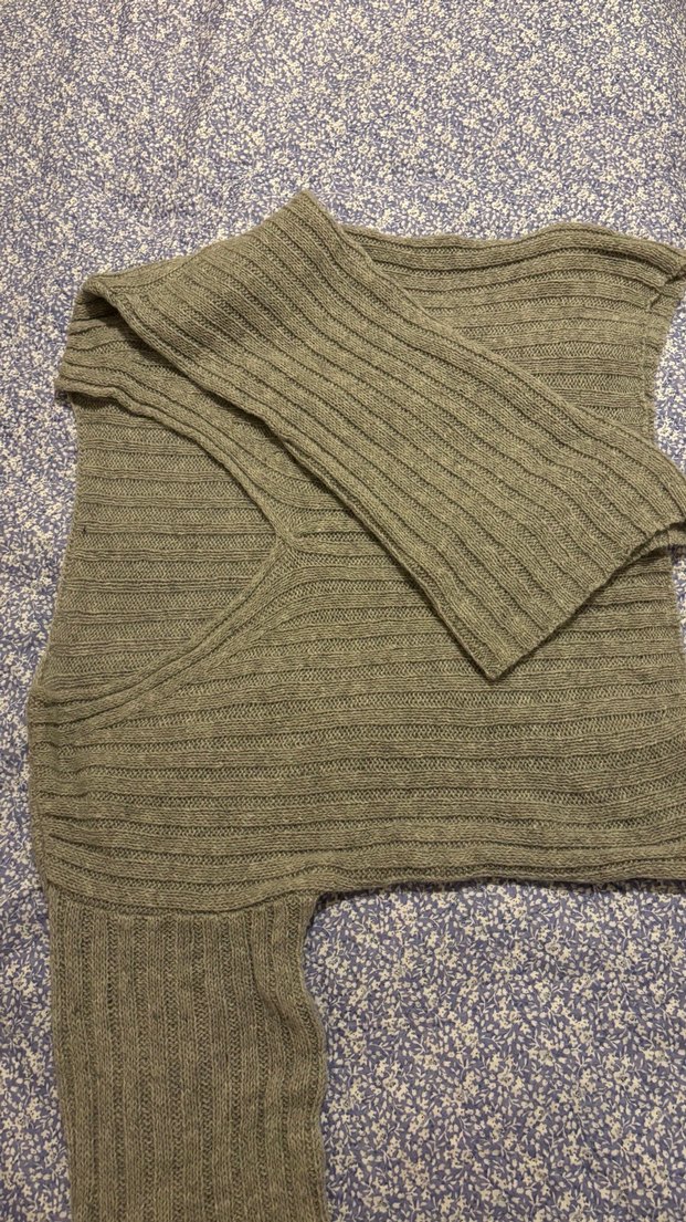 Gri Omuzu Düşük V Yaka Kadın Kazak - Görsel 2