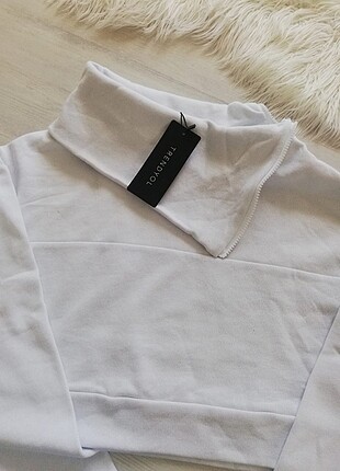 Yeni etiketli beyaz sweat 