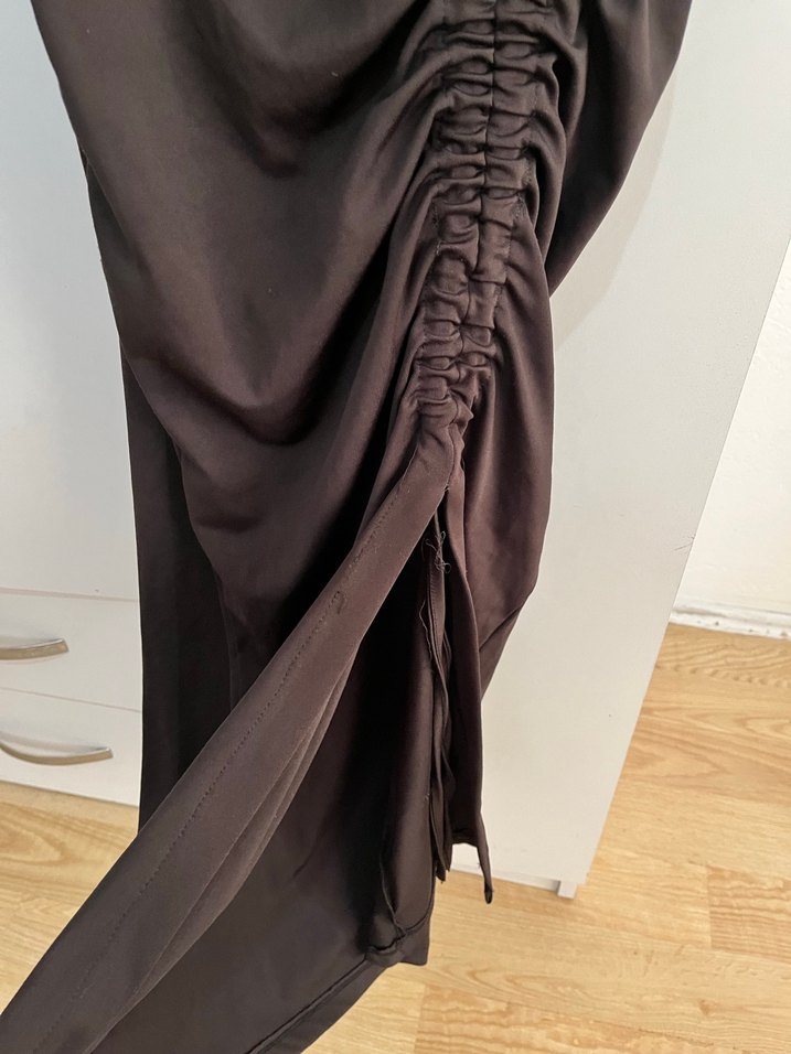 Siyah Yırtmaçlı Uzun Elbise - Görsel 2