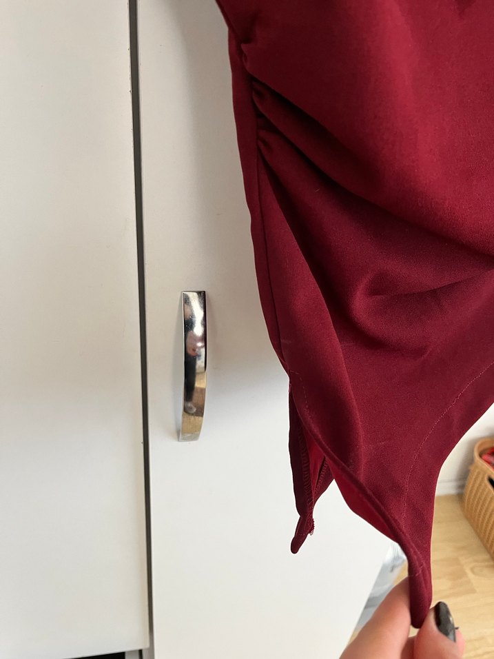 Bordo Drapeli Yüksek Yakalı Kolsuz Bluz - Görsel 2