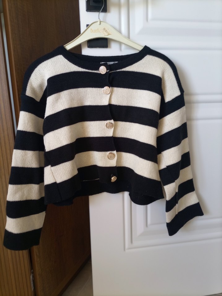 Düğmeli Siyah Beyaz Çizgili Kadın Hırka - Görsel 2