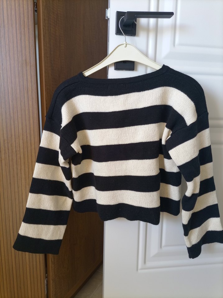 Düğmeli Siyah Beyaz Çizgili Kadın Hırka - Görsel 4