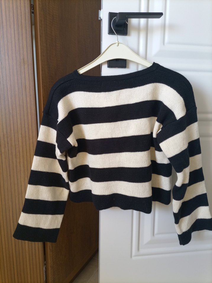 Düğmeli Siyah Beyaz Çizgili Kadın Hırka - Görsel 3