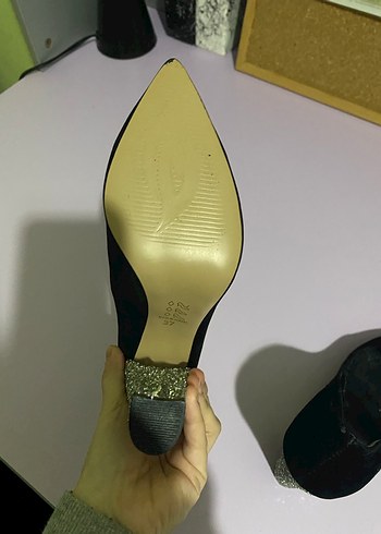 Siyah Topuklu - Görsel 3