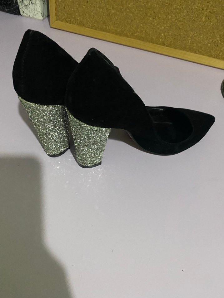 Siyah Topuklu - Görsel 2