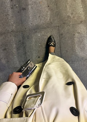 Kırık beyaz siyah düğmeli trençkot - Görsel 4