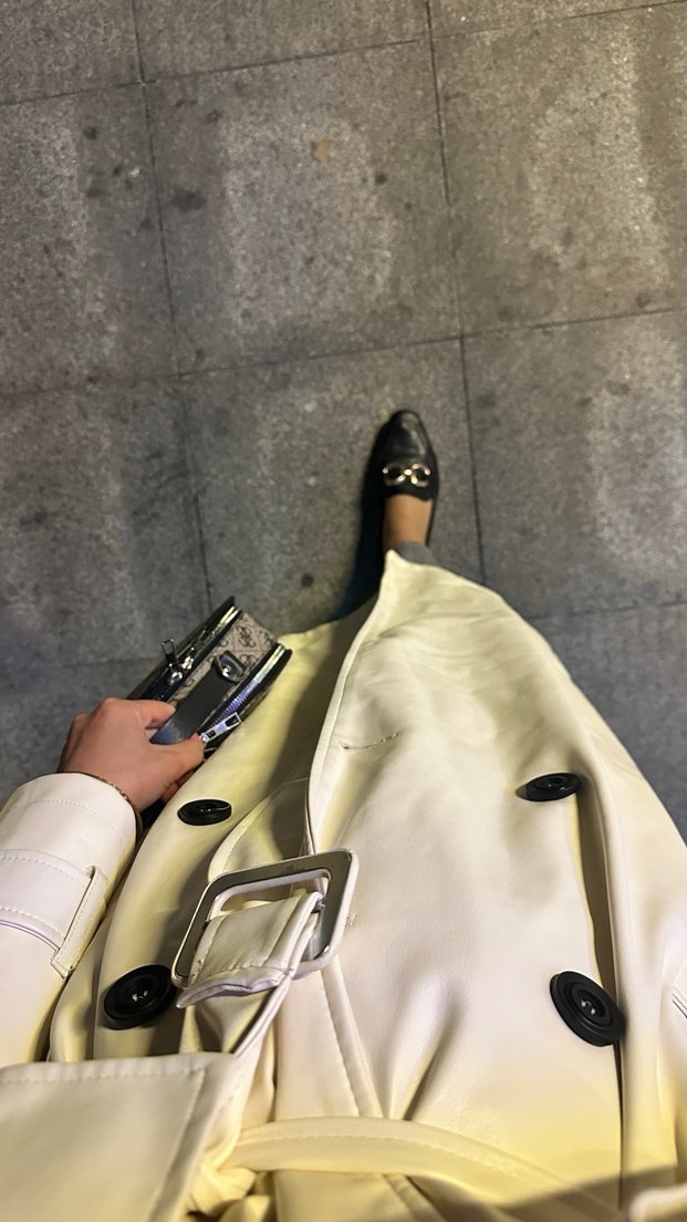 Kırık beyaz siyah düğmeli trençkot - Görsel 4