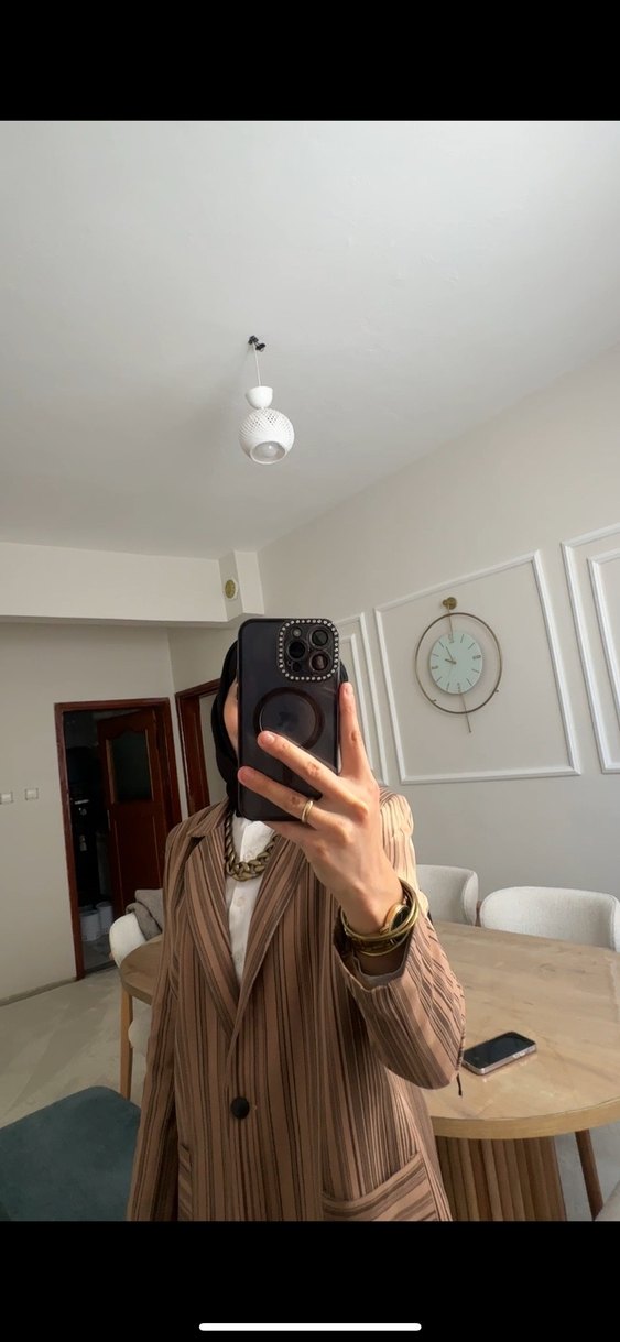 Çizgili karemel renginde şık takım - Görsel 2