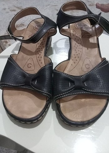 Siyah Tokalı Kadın Dolgu Topuklu Sandalet